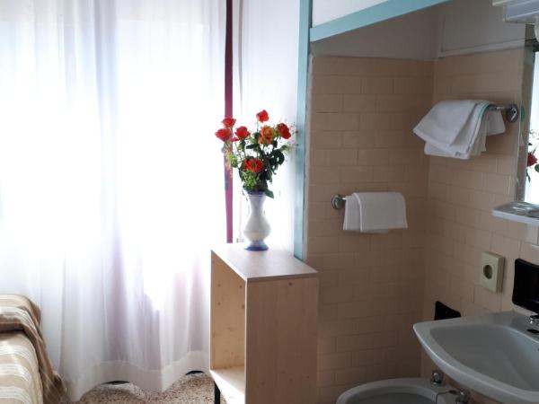 Hotel Villa Dina : photo 6 de la chambre chambre familiale avec balcon