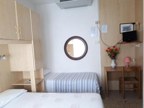 Hotel Villa Dina : photo 2 de la chambre chambre familiale avec balcon