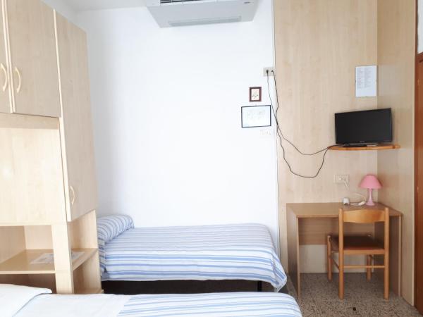 Hotel Villa Dina : photo 9 de la chambre chambre familiale avec balcon