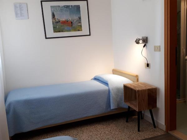 Hotel Villa Dina : photo 1 de la chambre chambre lits jumeaux avec salle de bains