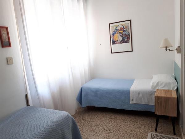 Hotel Villa Dina : photo 2 de la chambre chambre lits jumeaux avec salle de bains