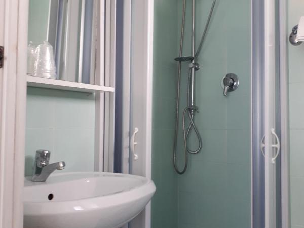 Hotel Villa Dina : photo 7 de la chambre chambre quadruple standard