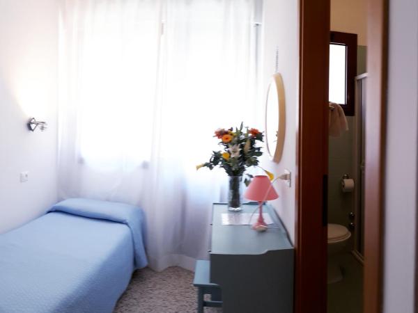 Hotel Villa Dina : photo 4 de la chambre chambre lits jumeaux avec salle de bains