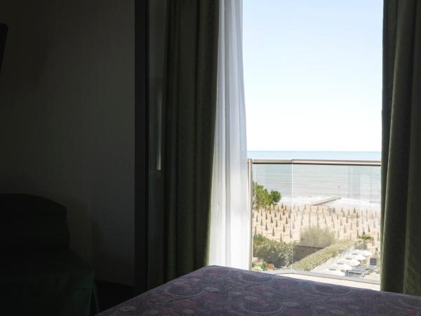 Hotel Cambridge : photo 5 de la chambre chambre double avec balcon - vue partielle sur mer