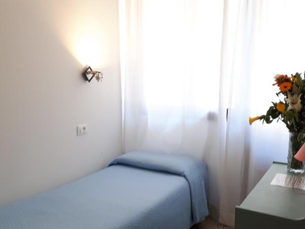 Hotel Villa Dina : photo 9 de la chambre chambre lits jumeaux avec salle de bains