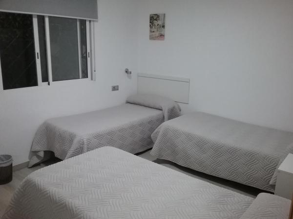 Hostal Guerra : photo 9 de la chambre chambre triple confort avec douche