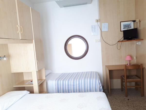 Hotel Villa Dina : photo 8 de la chambre chambre familiale (5 adultes)