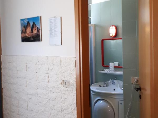 Hotel Villa Dina : photo 4 de la chambre chambre quadruple avec salle de bains