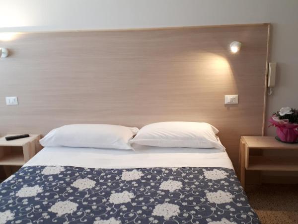 Hotel Villa Dina : photo 8 de la chambre chambre double