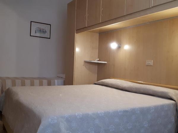 Hotel Villa Dina : photo 7 de la chambre chambre quadruple avec salle de bains