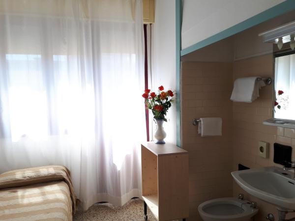 Hotel Villa Dina : photo 4 de la chambre chambre familiale (5 adultes)