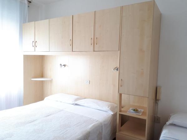 Hotel Villa Dina : photo 1 de la chambre chambre familiale (5 adultes)