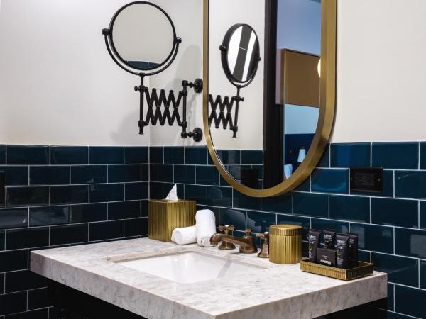 Dream Nashville, by Hyatt : photo 6 de la chambre chambre lit king-size avec baignoire accessible aux personnes à mobilité réduite