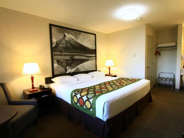 Super 8 by Wyndham Kelowna BC : photo 1 de la chambre chambre lit king-size - non-fumeurs