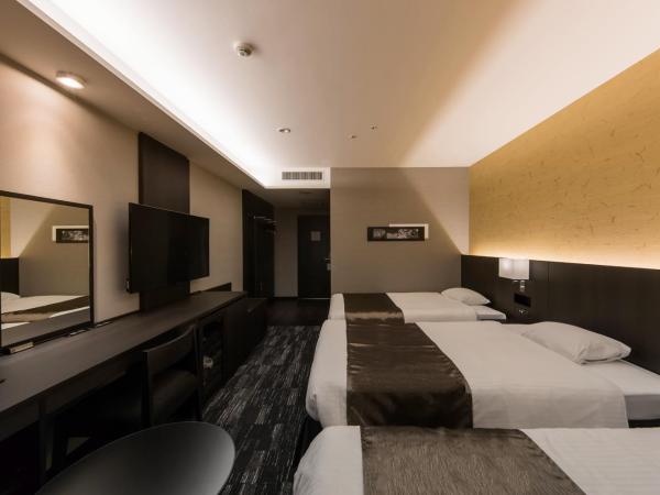 KKR Hotel Osaka : photo 1 de la chambre chambre lits jumeaux avec lit d'appoint - non-fumeurs 