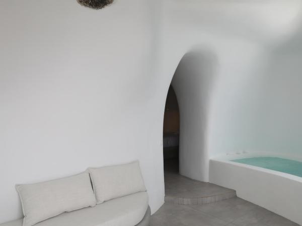 Panorama Boutique Hotel : photo 9 de la chambre suite troglodyte avec bain à remous - vue sur caldeira