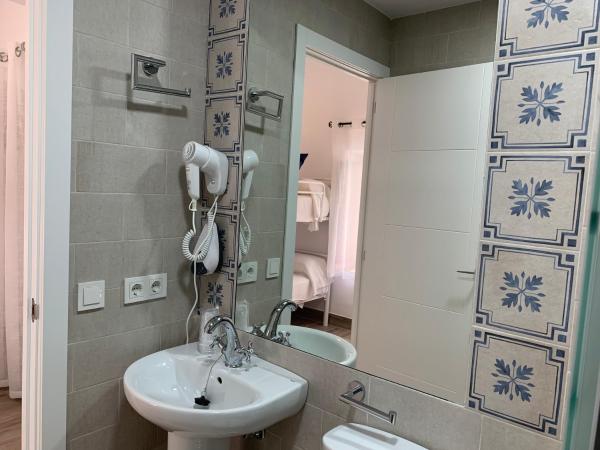 Belmonte Rooms : photo 10 de la chambre chambre familiale avec salle de bains privative