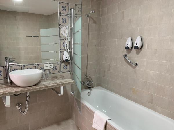 Belmonte Rooms : photo 4 de la chambre chambre familiale avec salle de bains privative