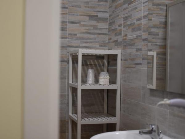 Via Trento 30 : photo 6 de la chambre chambre triple avec salle de bains privative