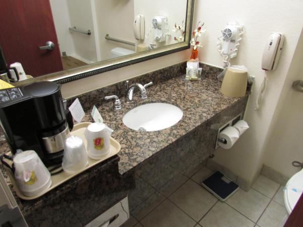 Super 8 by Wyndham Austin/Airport South : photo 6 de la chambre chambre de luxe avec 2 lits queen-size - accessible aux personnes à mobilité réduite - non-fumeurs