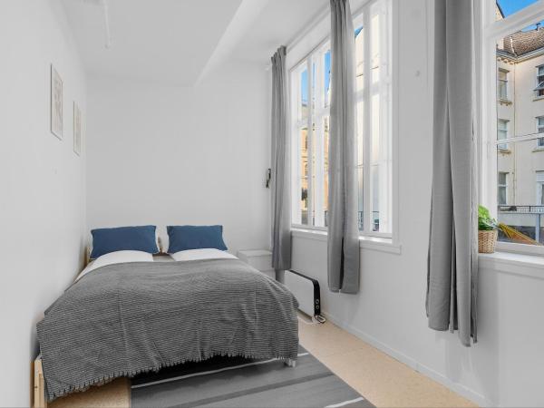 Fabryka : photo 1 de la chambre grande chambre double avec salle de bains commune