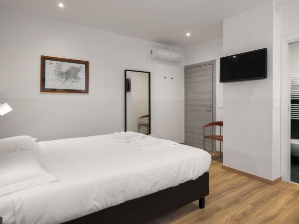 ParcoSantaTeresa Suites LOC-02279 : photo 3 de la chambre chambre double avec salle de bains privative