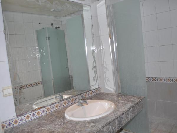 HOTEL SALIM : photo 8 de la chambre chambre lits jumeaux - vue sur ville