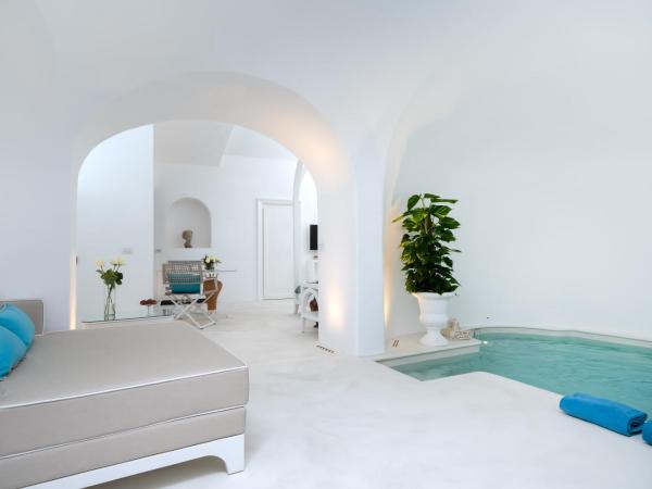 Bellevue Syrene : photo 4 de la chambre suite lit king-size avec baignoire spa