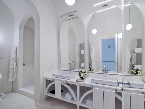 Bellevue Syrene : photo 2 de la chambre suite lit king-size avec baignoire spa