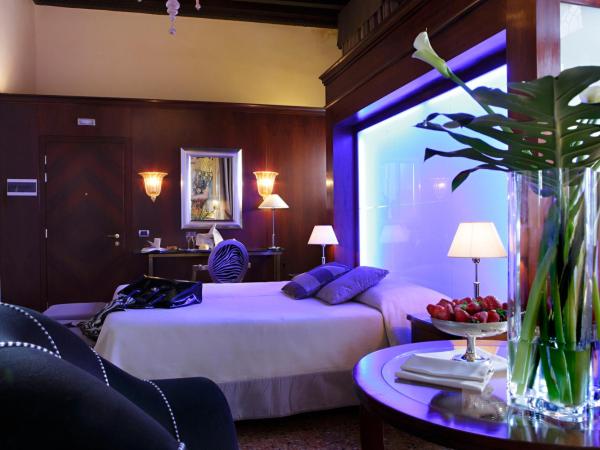 Hotel Liassidi Palace : photo 4 de la chambre suite lit king-size avec sauna - vue sur canal
