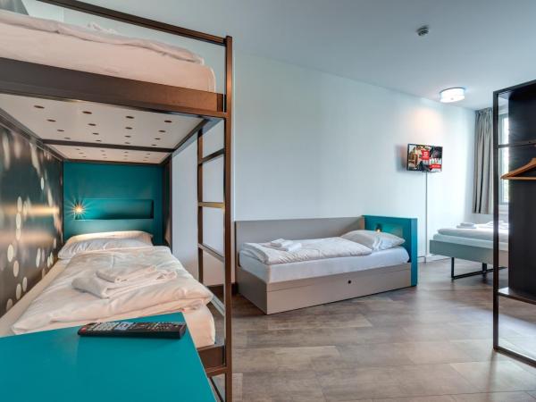 MEININGER Hotel München Olympiapark : photo 3 de la chambre chambre avec 5 lits