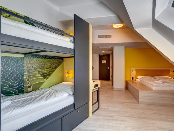 MEININGER Hotel München Olympiapark : photo 2 de la chambre chambre quadruple