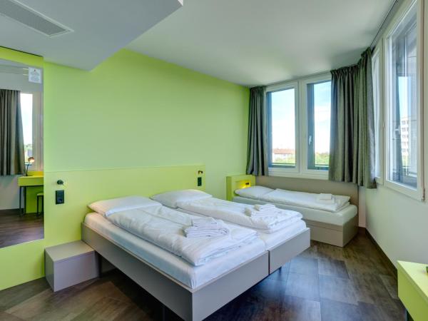 MEININGER Hotel München Olympiapark : photo 4 de la chambre chambre triple