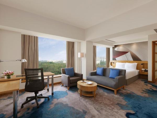 Novotel Hyderabad Convention Centre : photo 3 de la chambre junior suite with 1 queen bed with 2 way airport transfers and 20% discount on food and soft beverages and travel desk
