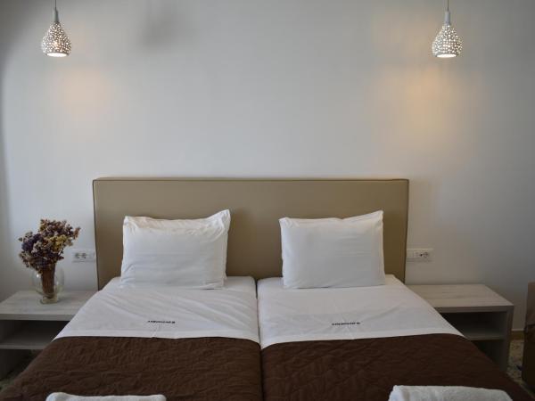 Andriani's Guest House : photo 3 de la chambre chambre double deluxe avec balcon - vue sur mer