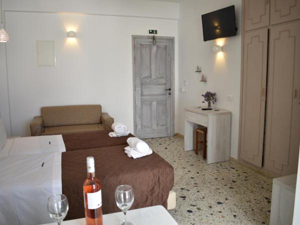 Andriani's Guest House : photo 8 de la chambre chambre double deluxe avec balcon - vue sur mer