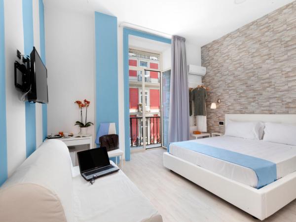 Rainbow Napoli : photo 1 de la chambre chambre double avec balcon