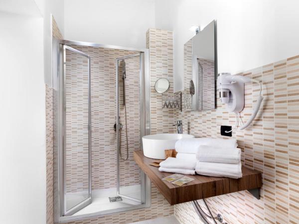 Rainbow Napoli : photo 5 de la chambre chambre double avec balcon