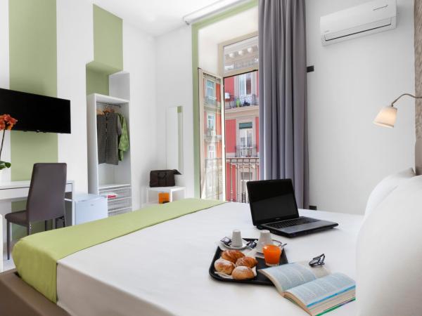 Rainbow Napoli : photo 4 de la chambre chambre double avec balcon