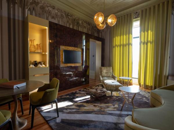 Vila Foz Hotel & SPA - member of Design Hotels : photo 1 de la chambre suite lit king-size avec balcon