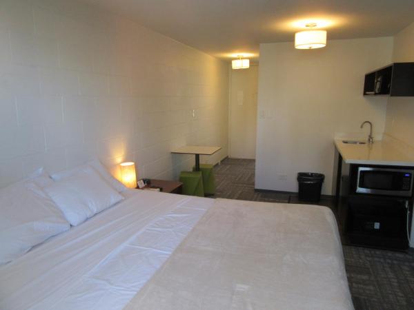 Waikiki Central Hotel - No Resort Fees : photo 2 de la chambre chambre lit king-size standard
