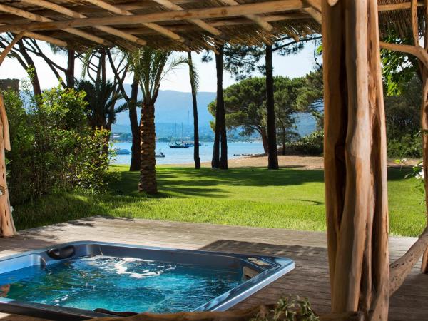 Htel Le Belvdre : photo 2 de la chambre suite avec jacuzzi - vue sur mer