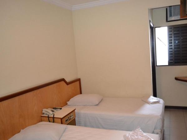 Aero Plaza Hotel : photo 3 de la chambre superior triple room with air conditioning (1 double bed +1 twin bed)