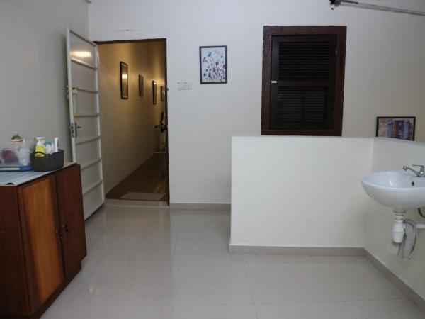 24 Kimberley : photo 7 de la chambre chambre lits jumeaux avec salle de bains commune