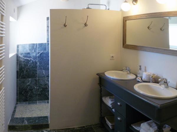 Mas du Vieux Tilleul : photo 4 de la chambre chambre double avec salle de bains privative