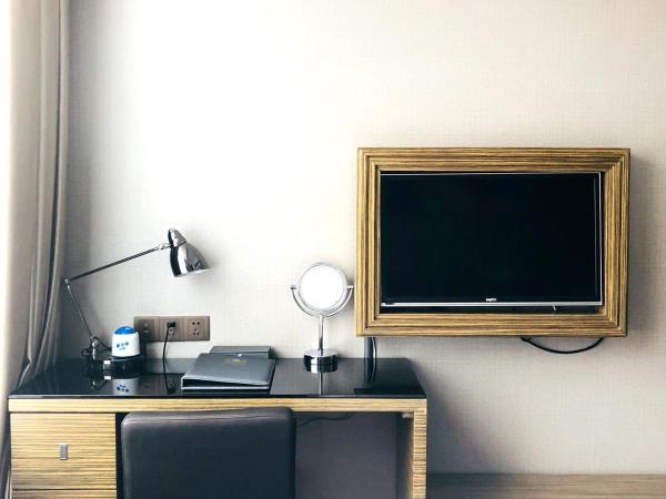 La Perle International Hotel - Free shuttle between hotel and Exhibition Center during Canton Fair & Exhibitor registration Counter : photo 9 de la chambre chambre supérieure lit queen-size