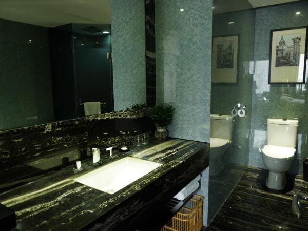 La Perle International Hotel - Free shuttle between hotel and Exhibition Center during Canton Fair & Exhibitor registration Counter : photo 10 de la chambre suite familiale deluxe