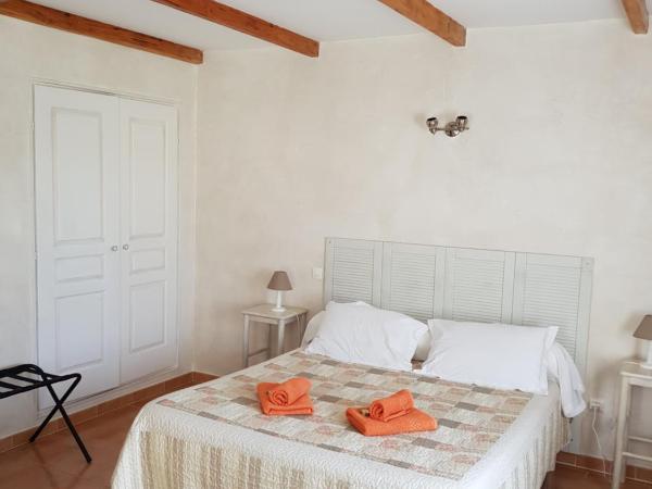 Mas Clement - Chambre et table d'hôtes : photo 7 de la chambre chambre double avec terrasse