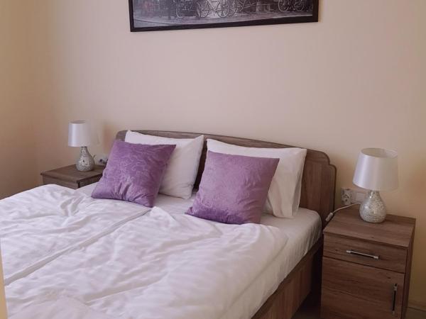 Classic Apartman : photo 2 de la chambre chambre triple avec salle de bains privative