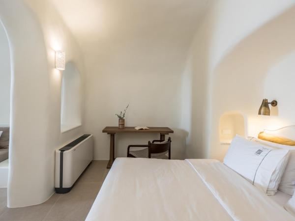 Art Maisons Oia Castle : photo 10 de la chambre suite avec piscine privée